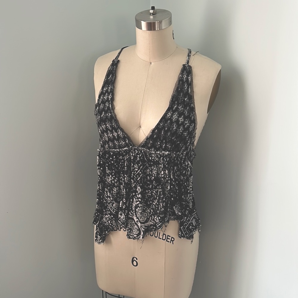 Ecoté Endless Flutter Deep V Handkerchief Print Racer Back Tank Top in Medium
